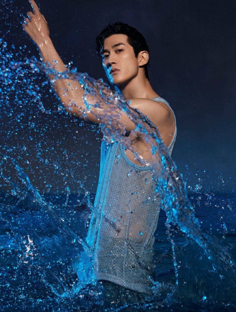 被35岁李治廷帅到了!穿背心大秀八块腹肌,堪称行走的荷尔蒙 - 上上网