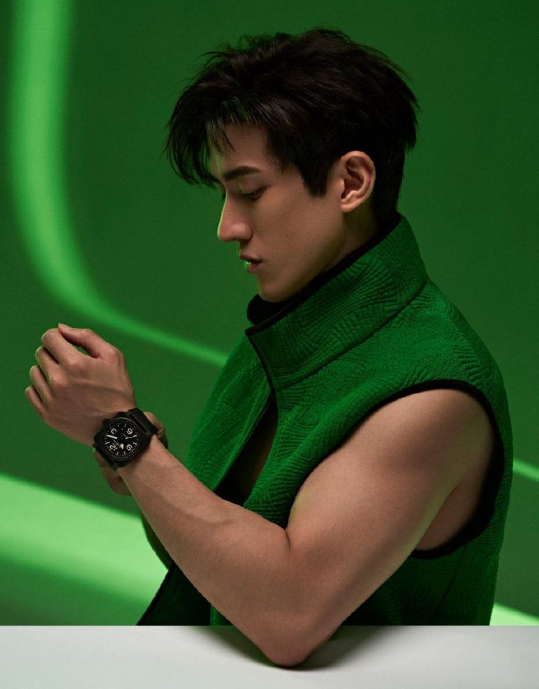 被35岁李治廷帅到了!穿背心大秀八块腹肌,堪称行走的荷尔蒙 - 上上网