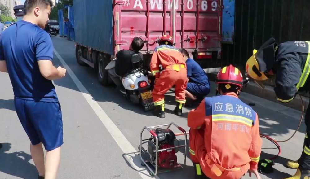 危险一男子骑电动车追尾货车结果被卡住了