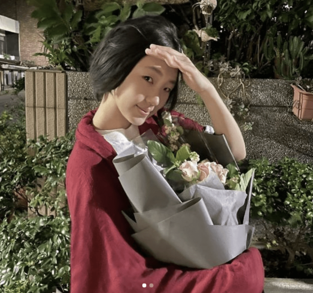 小s送女儿们出道的决心很坚定!16岁大女儿许曦文晒杀青造型