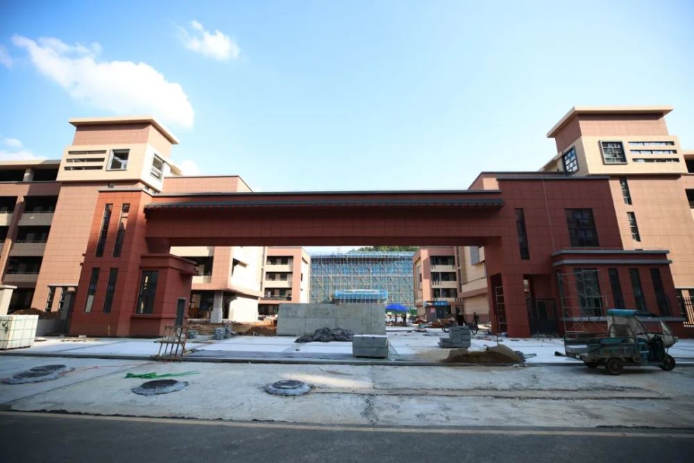 新学期开学在即,29日,在建瓯市朱子学校(通济小学城南校区)项目施工