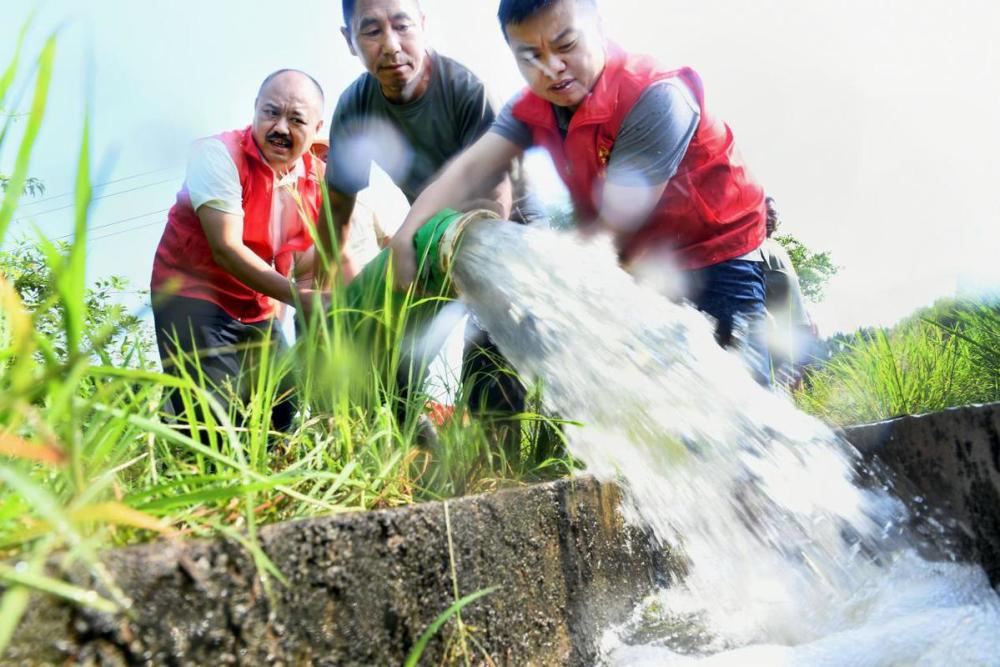 江西德兴全力抗旱助农解困