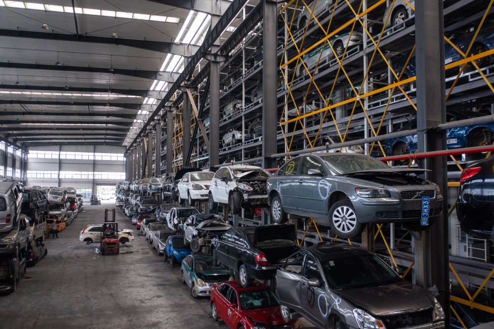 8月30日,在湖州市吴兴区东林镇一家机动车回收拆解企业的车间内,工作