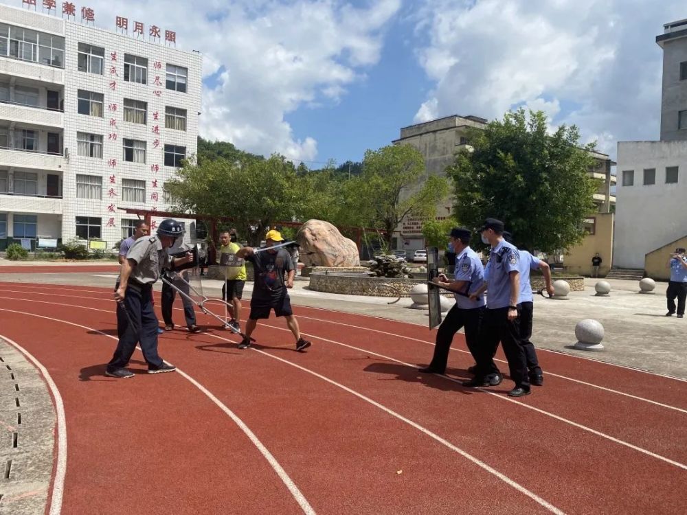 8月29日,溪潭所联合溪潭镇中学师生,安保力量模拟反恐应急处置演练