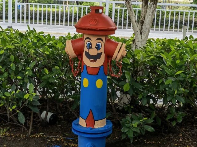 天成路蒙娜丽莎总部门口北侧消防栓前后对比图除了对电力设施进行美化