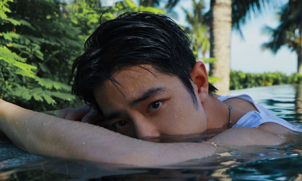 肖战更新泳池大片湿发让粉丝心动不已海外虾也沸腾