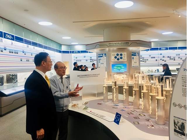 大阪总领事李天然还曾应邀参观了京瓷公司,双方就如何扩大在精密陶瓷