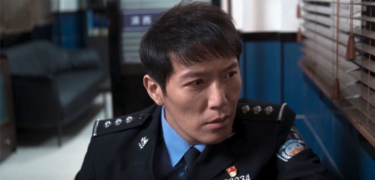 03宋光明(张进饰)滨西分局刑警宋光明也是导演直接摆在台面上,持有"