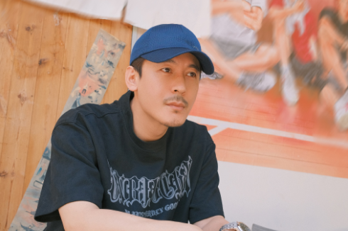 对于自己的家暴行为王东解释称是"过激行为",甚至还