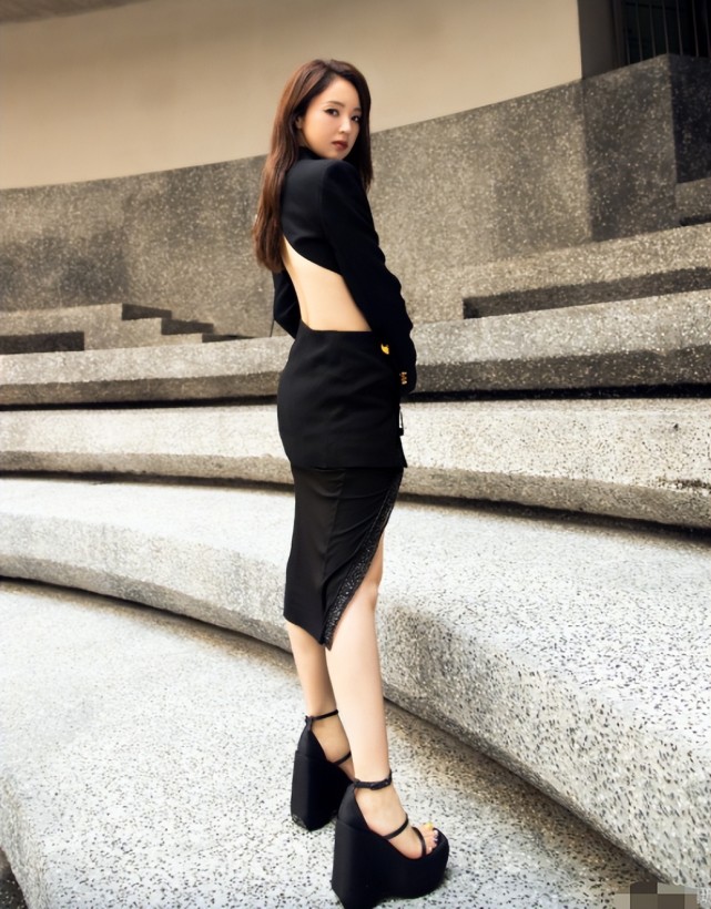 曲线,整体看上去臀腰比非常完美,恨天高高跟鞋也给董璇的身高加了分