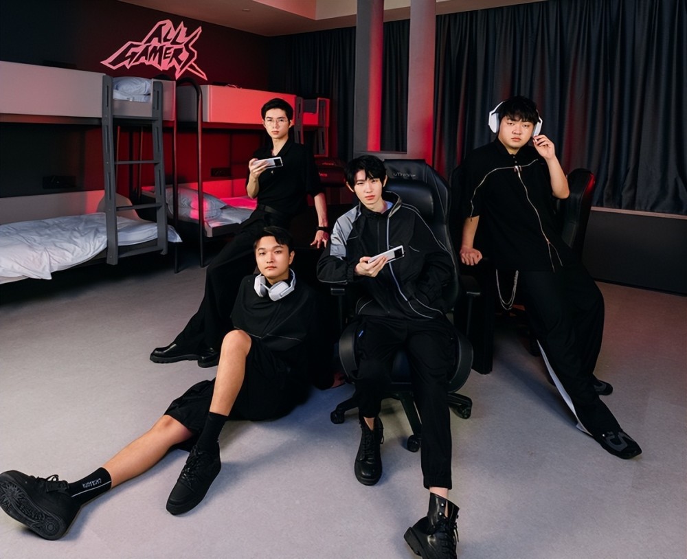 被淘汰后依旧忙碌ag四人拍摄大片像男团一诺行程更忙不愁钱