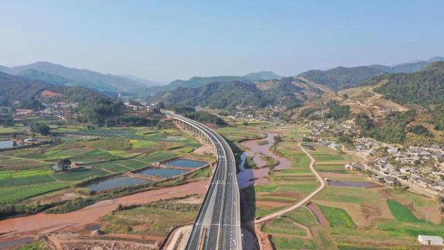 大力加强道路等公共基础设施项目建设,相继建成墨临高速公路,文团二级
