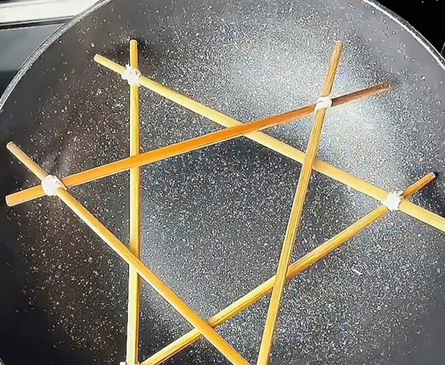 同样的方法再做一个,然后把筷子交叉放进锅里,就是一个好用的蒸笼架