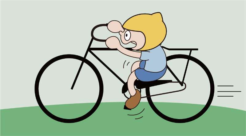 远远见一小孩,人还没有自行车高,却在三角形空间里蹬着一辆自行车