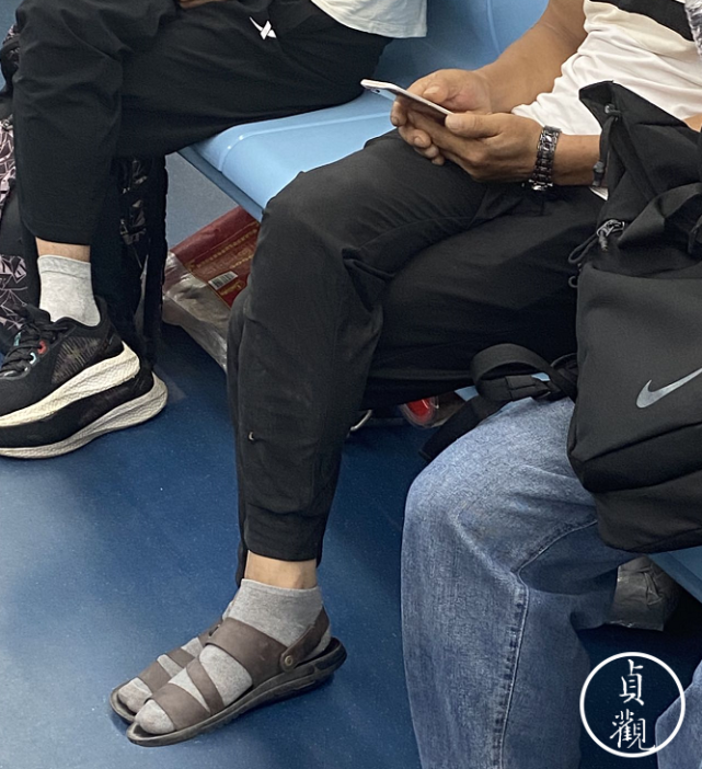 穿着尼龙袜皮凉鞋的西安老头,值得你叫一声北北_腾讯新闻