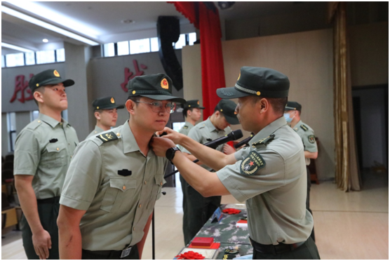 當送別的《駝鈴》聲響起,該部領導為退役士兵卸下軍銜,領花,胸標,臂章