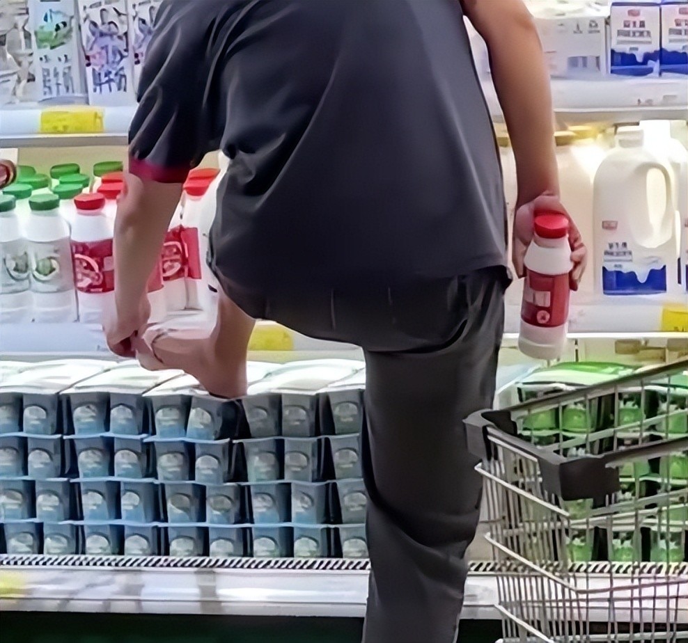 超市员工脱袜子光脚踩冷藏牛奶,网友直呼心态崩了,超市回应_腾讯新闻