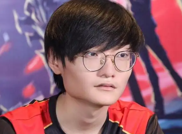 而这位网友点评lck选手更帅,不少不同意,其中包括虎牙主播北枫,他认为