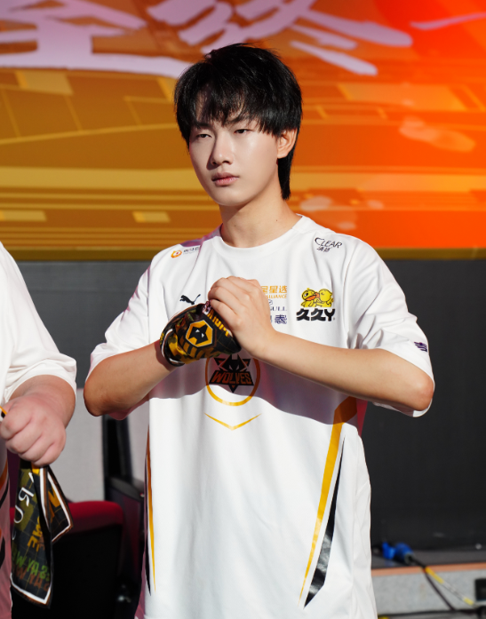 fly夺冠后想将签名皮肤给到木兰,粉丝了解后表示:这狗粮吃饱了!