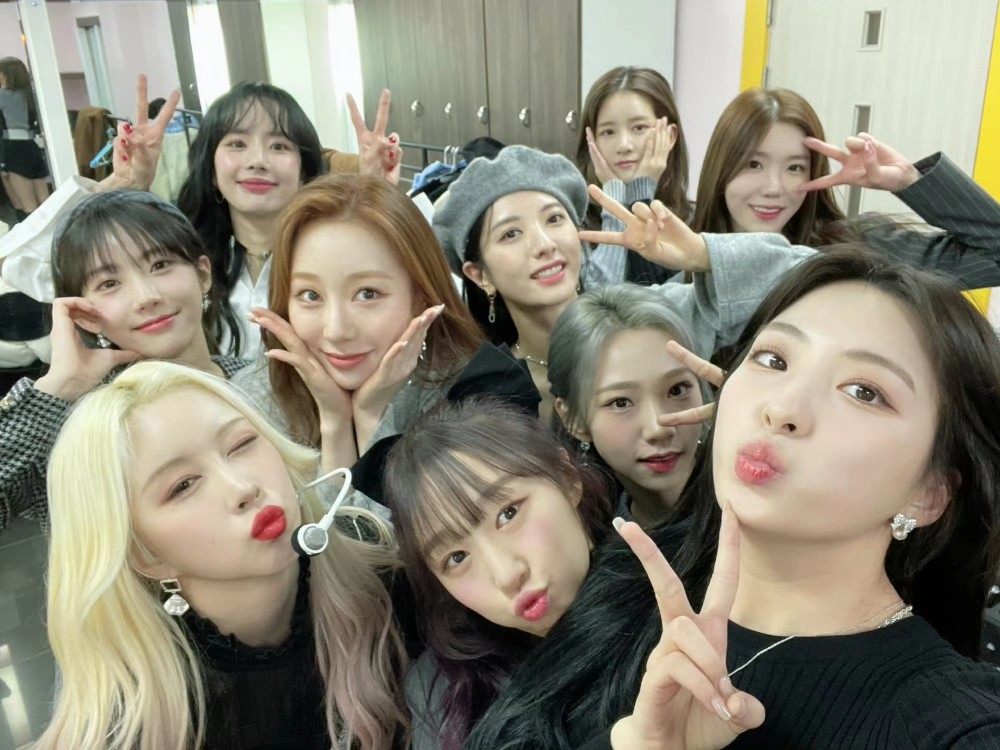 韩国女团宇宙少女成员出车祸,赶通告途中出意外,被紧急送医治疗_腾讯