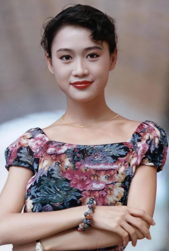 古装美人梁小冰,20岁站在港姐决赛台上,手托香腮赢得满堂彩