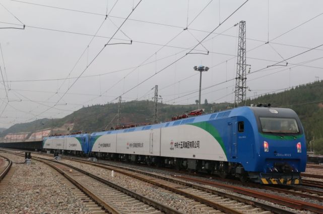 神十二型电力机车在包神铁路安全运行一周年_腾讯新闻