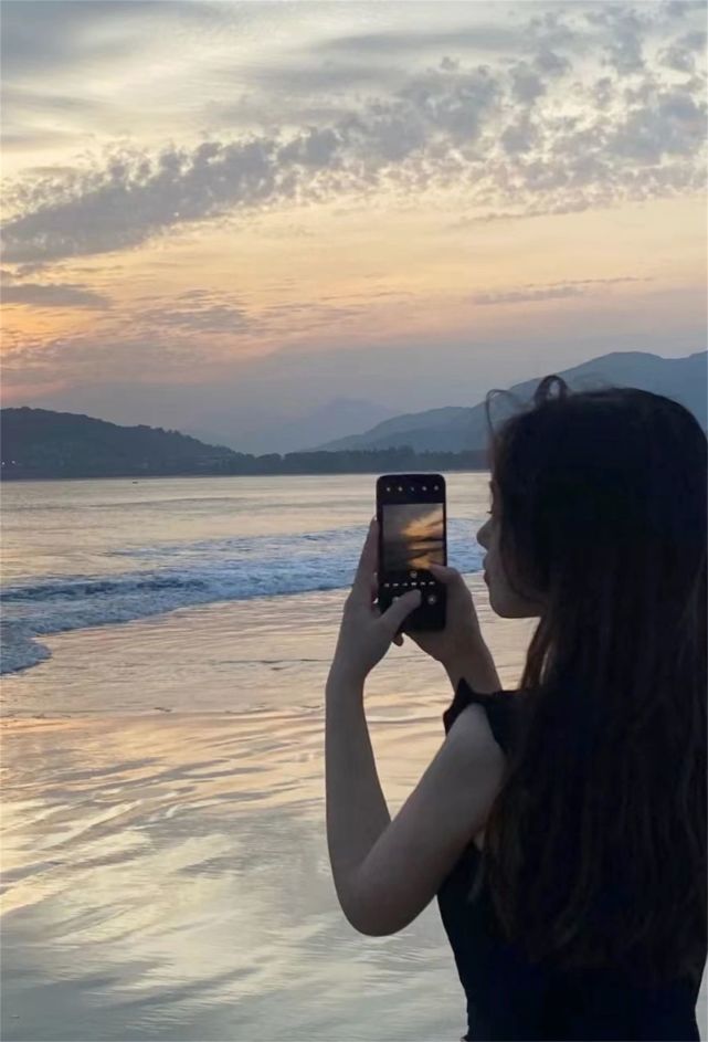 一个人在海边的照片图片