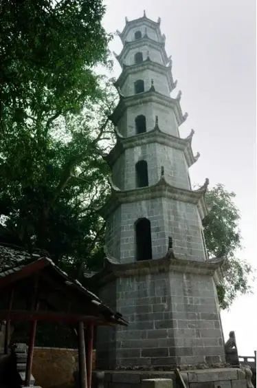 桃江跃龙塔该塔初建于清朝乾隆年间,曾一度荒废,最后终于道光十四年