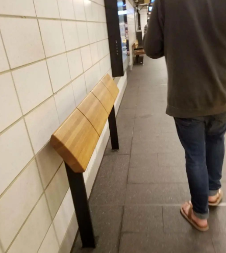 纽约地铁里的长椅全被官方移走？！打工人气炸：坐都不让人坐了？