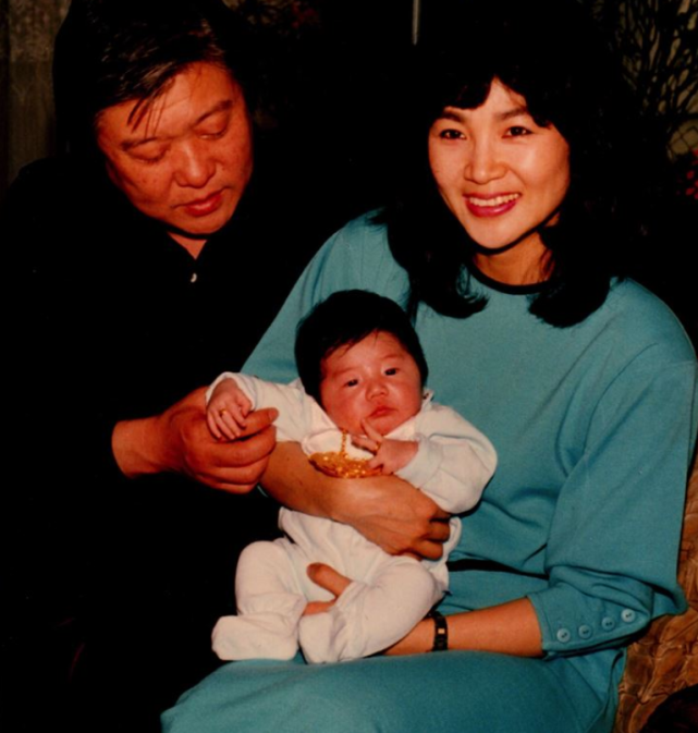 凤飞飞去世10年!儿子分享全家福悼念,自曝小时候总被妈妈追着打