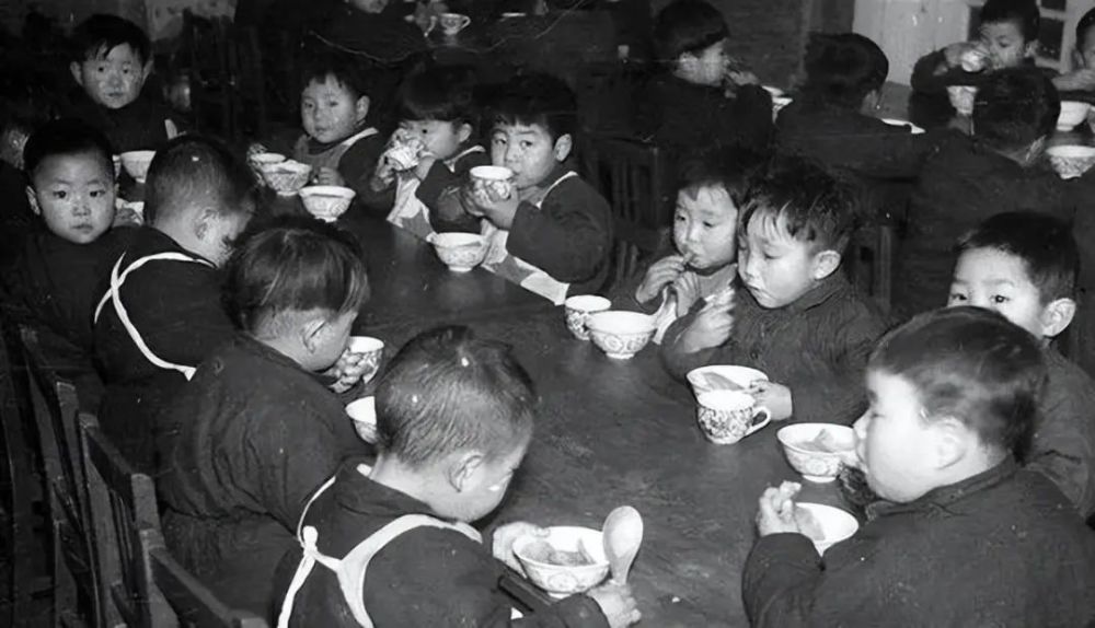 70年代托儿所照片曝光,90后父母看完直呼:"简直是完美幼儿园"_腾讯