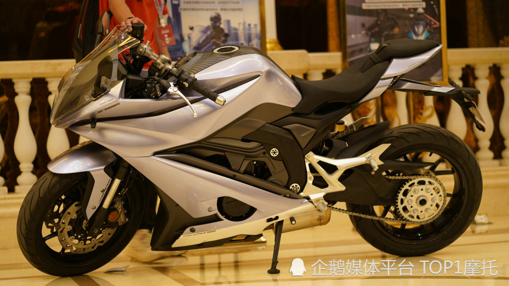 还记得今年西安摩展期间,神秘亮相的杰迪750跑车吗?