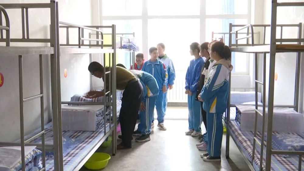 宿管员姬志川和高立志是退役军人,退役后在县二中从事宿舍管理工作.