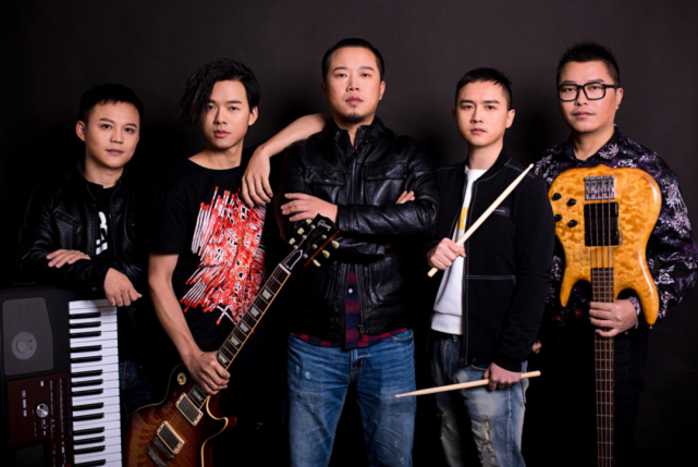 助力啤酒狂欢摇滚乐队——二号码头乐队遇龙河烟花汇演全方位感受不一