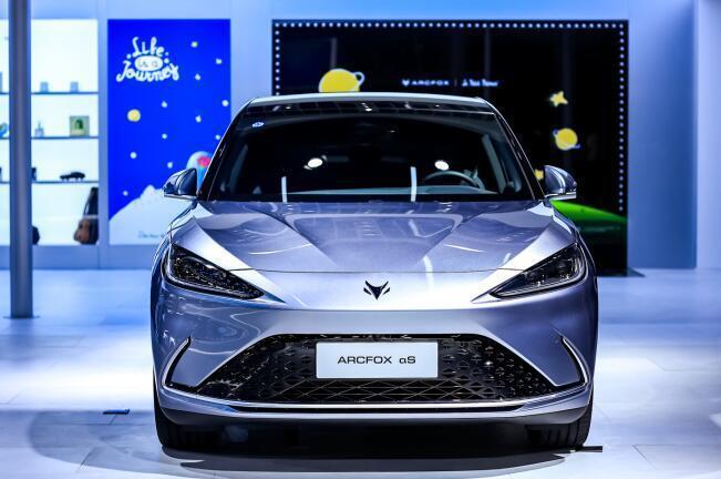 降低门槛极狐汽车发布三款新车21.88万起三电性能升级