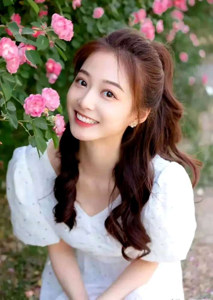 复旦大学研究生开学校花领诵员冯琳报到淡妆清纯气质出众