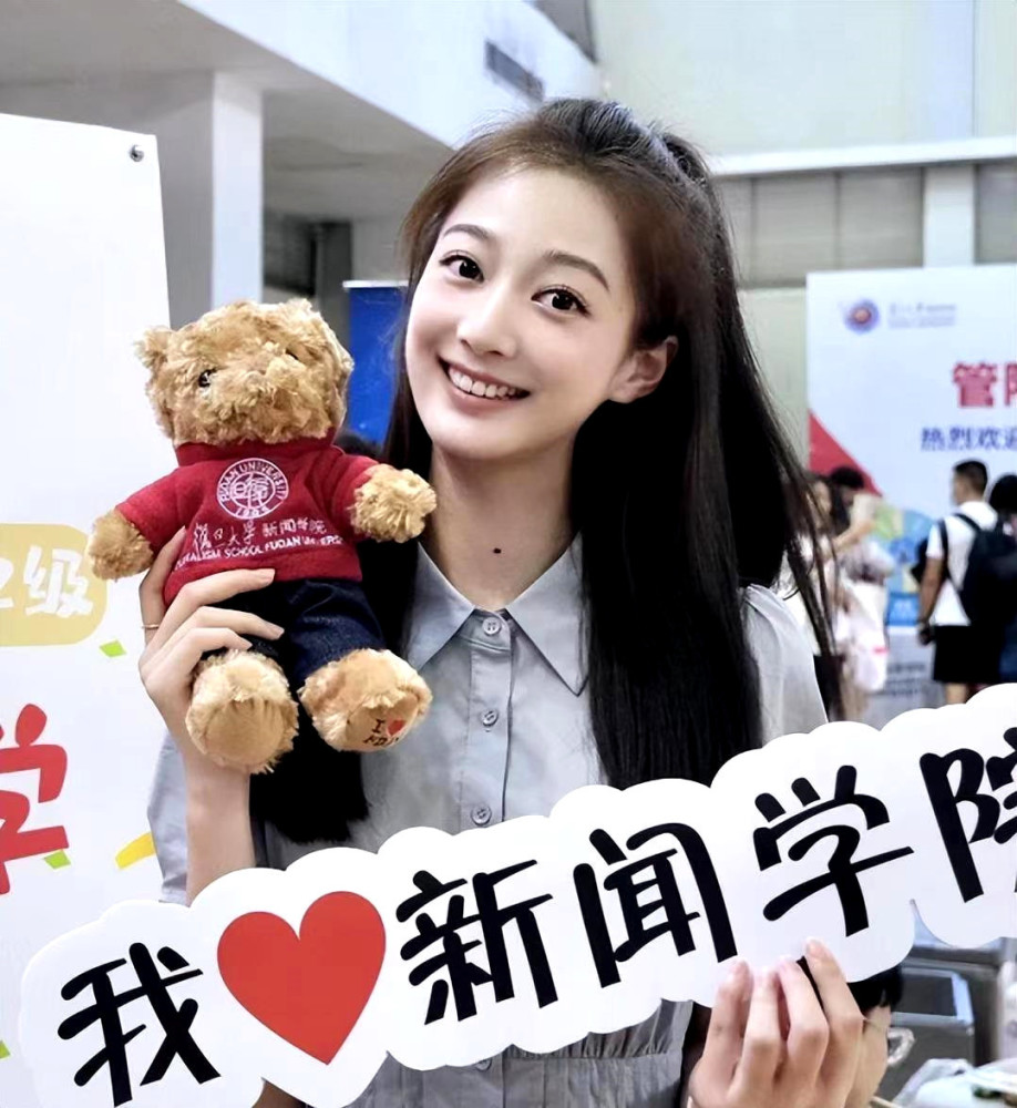 复旦大学研究生开学校花领诵员冯琳报到淡妆清纯气质出众