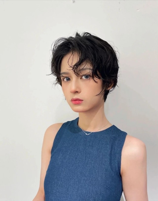 超短发女孩