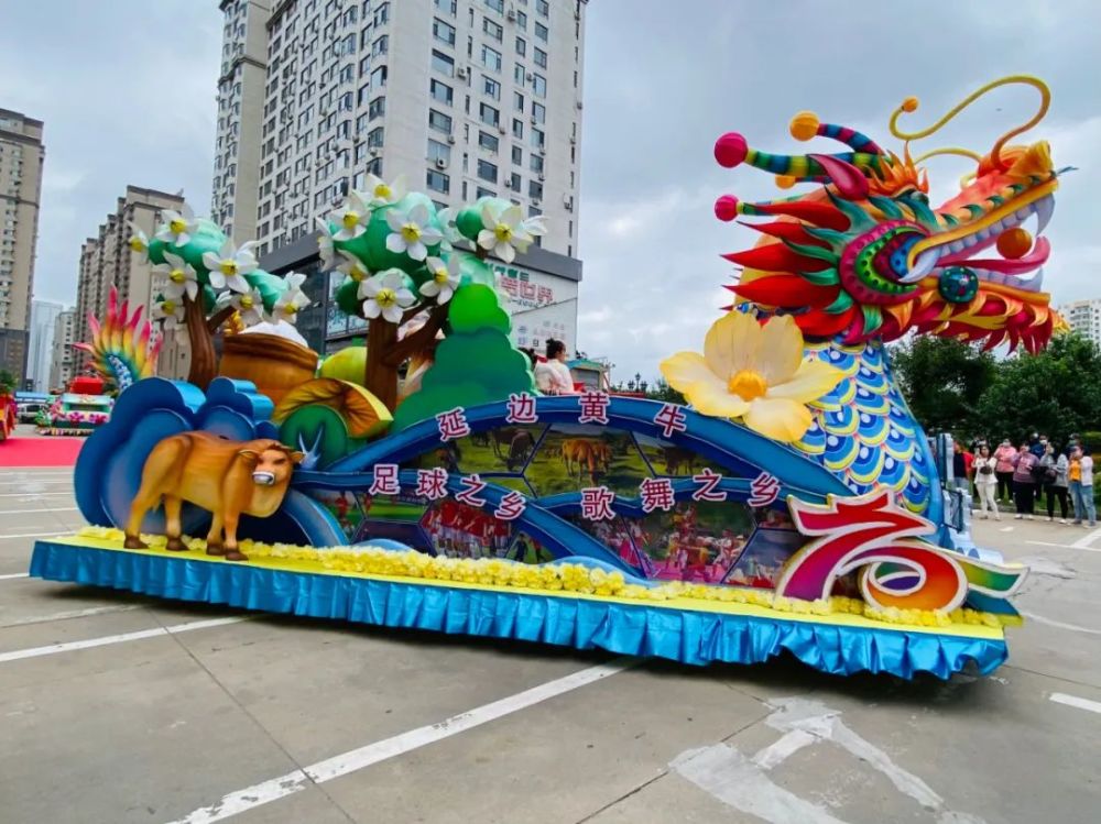 花车巡游助推州庆活动渐入高潮