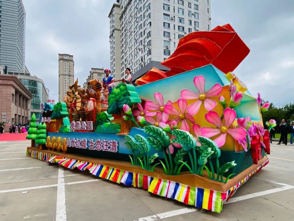 花车巡游助推州庆活动渐入高潮_腾讯新闻