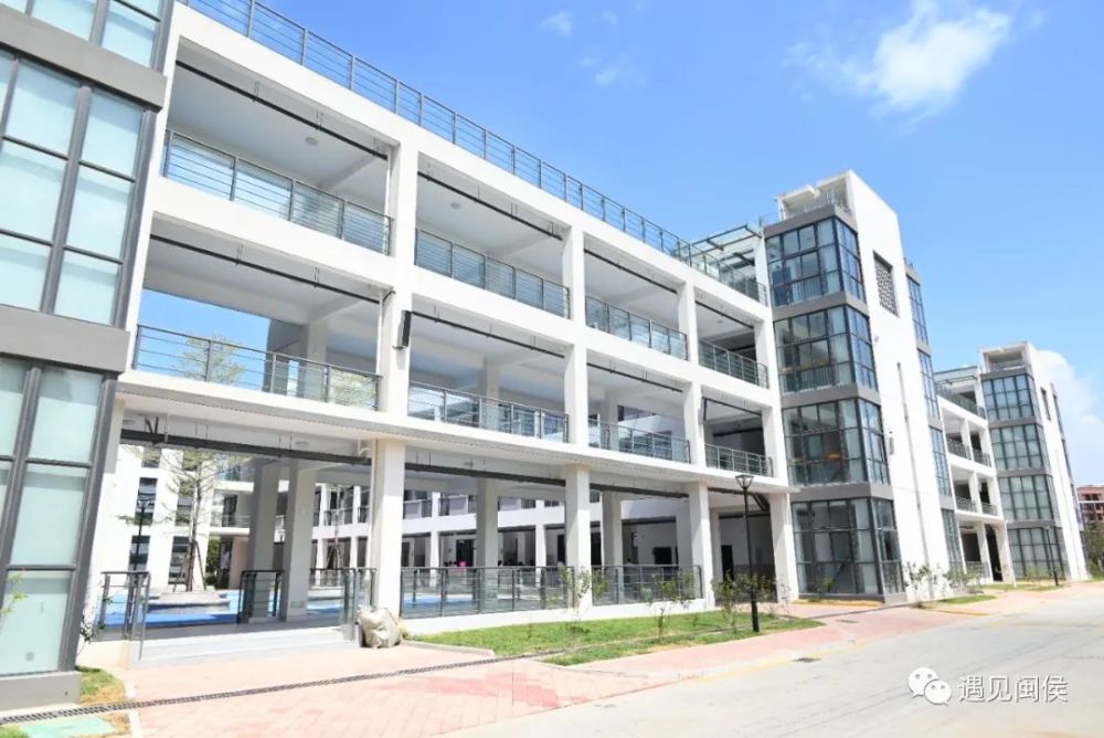 走进学校大门,远处的五虎山清晰可见.