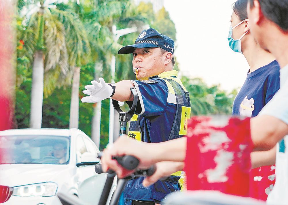 谢启明拄着拐杖街头值勤