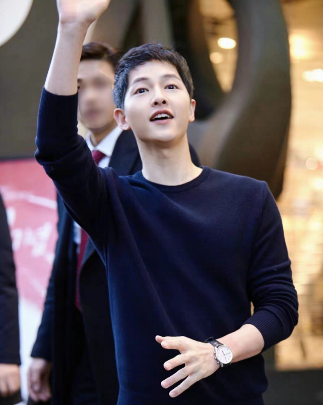 宋仲基高调参加妹妹博士毕业典礼!穿休闲装超帅,妹妹身材胖乎乎