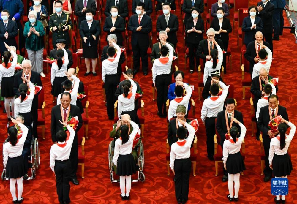 內房物業股走高，旭輝控股漲超7%，融創服務漲超4%大規模騷亂