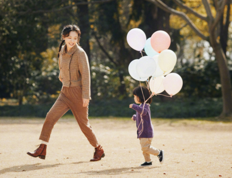 吴倩素颜带娃玩沙子,蹲地为女儿擦脚丫母爱满满,萌娃乖巧不贪玩_腾讯