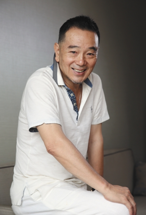 张晨光:演了一辈子富豪,戏外却是个"铁公鸡",64岁直播被骂哭_腾讯新闻