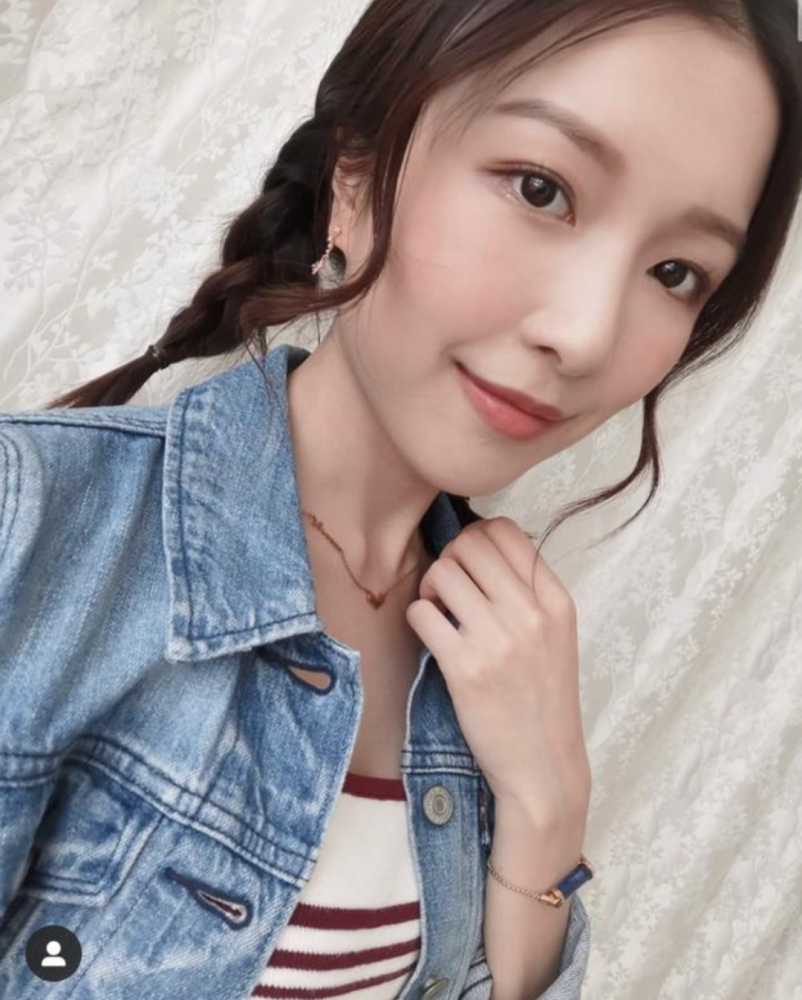 近日,30岁的郭嘉文罕见晒出近照,是她为化妆师做化妆模特的照片.