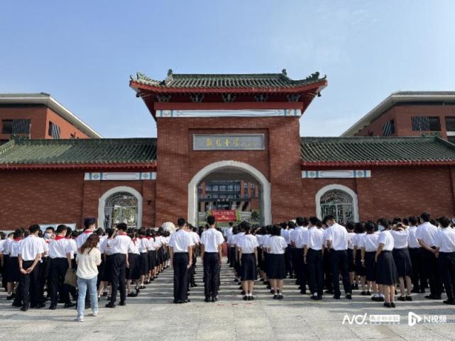 上午9點,執信中學天河校區高一和初一新生在校門外排好隊,整裝待發