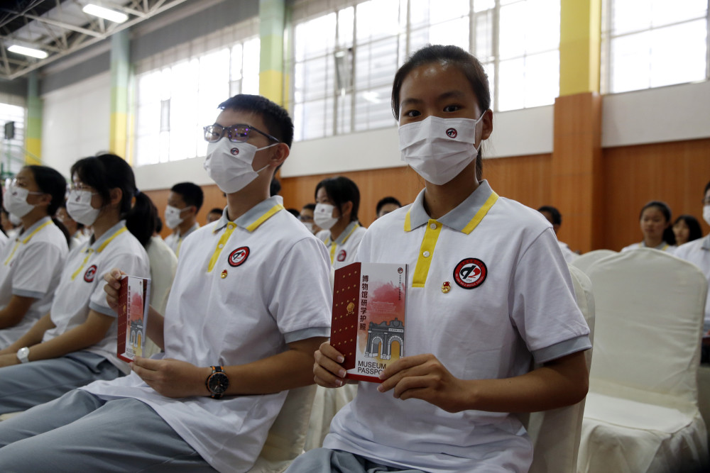 随后,北京博物馆学会正式向二中学生赠送了博物馆研学"护照"和书籍