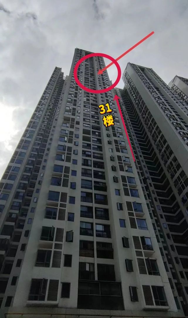 被骗钱财想不开贵阳花果园一男子31楼窗外欲跳楼